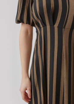 Modström AliciaMD print dress - Bold Sienna Stripe< Kjoler