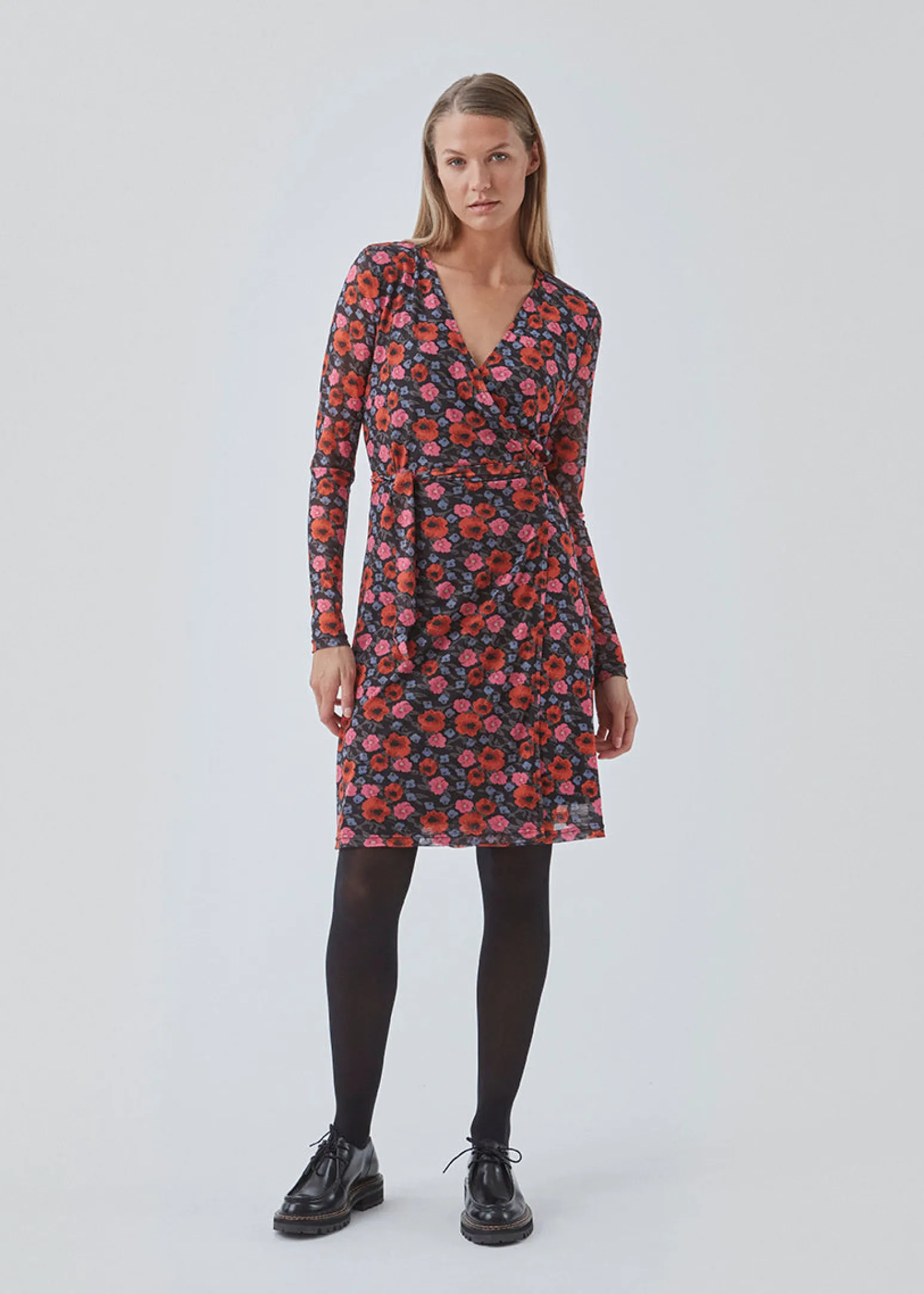 Modström BinnaMD print wrap dress - Flower Blush< Kjoler