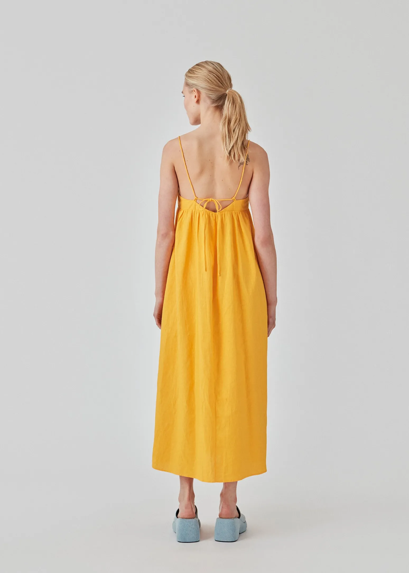 Modström DarrelMD long dress - Gold Fusion< Kjoler