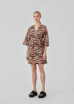 Modström DasiaMD print wrap dress - Tiger Peach< Kjoler