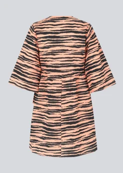 Modström DasiaMD print wrap dress - Tiger Peach< Kjoler