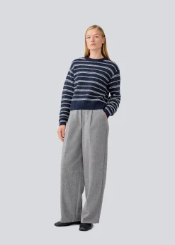 Modström LineusMD stripe o-neck - Navy sky soft white stripe< Strik & Bluser