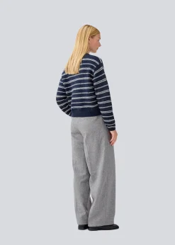 Modström LineusMD stripe o-neck - Navy sky soft white stripe< Strik & Bluser