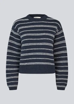Modström LineusMD stripe o-neck - Navy sky soft white stripe< Strik & Bluser