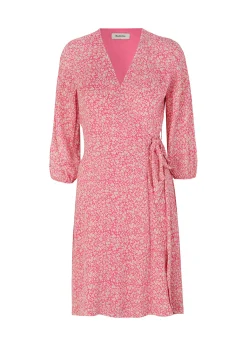 Modström RinnaMD print wrap dress - Taffy Fairytale Flower< Kjoler