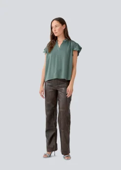 Modström Tailormd SS top - Balsam Green< Toppe