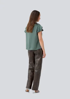 Modström Tailormd SS top - Balsam Green< Toppe
