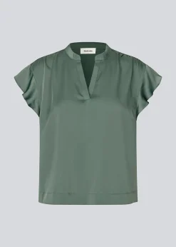 Modström Tailormd SS top - Balsam Green< Toppe
